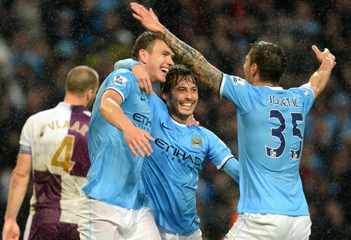 Đè bẹp Villa 4-0, Man City chạm tay vào ngôi vương