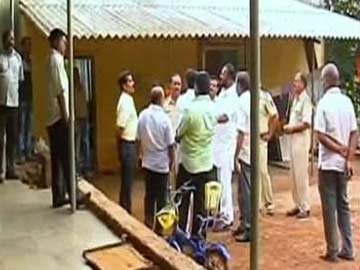 Cảnh sát ập vào bắt Ajit Dabholkar và trợ lý. Ảnh: NDTV