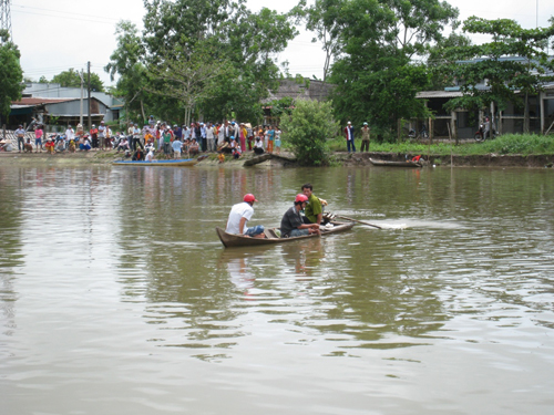 Chìm xuồng, vợ chồng ly biệt