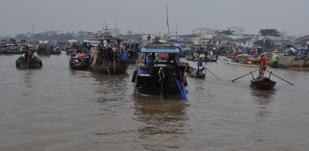 C&aacute;c phương tiện bu&ocirc;n b&aacute;n tr&ecirc;n chợ nổi C&aacute;i Răng đang lấn chiếm luồng t&agrave;u chạy