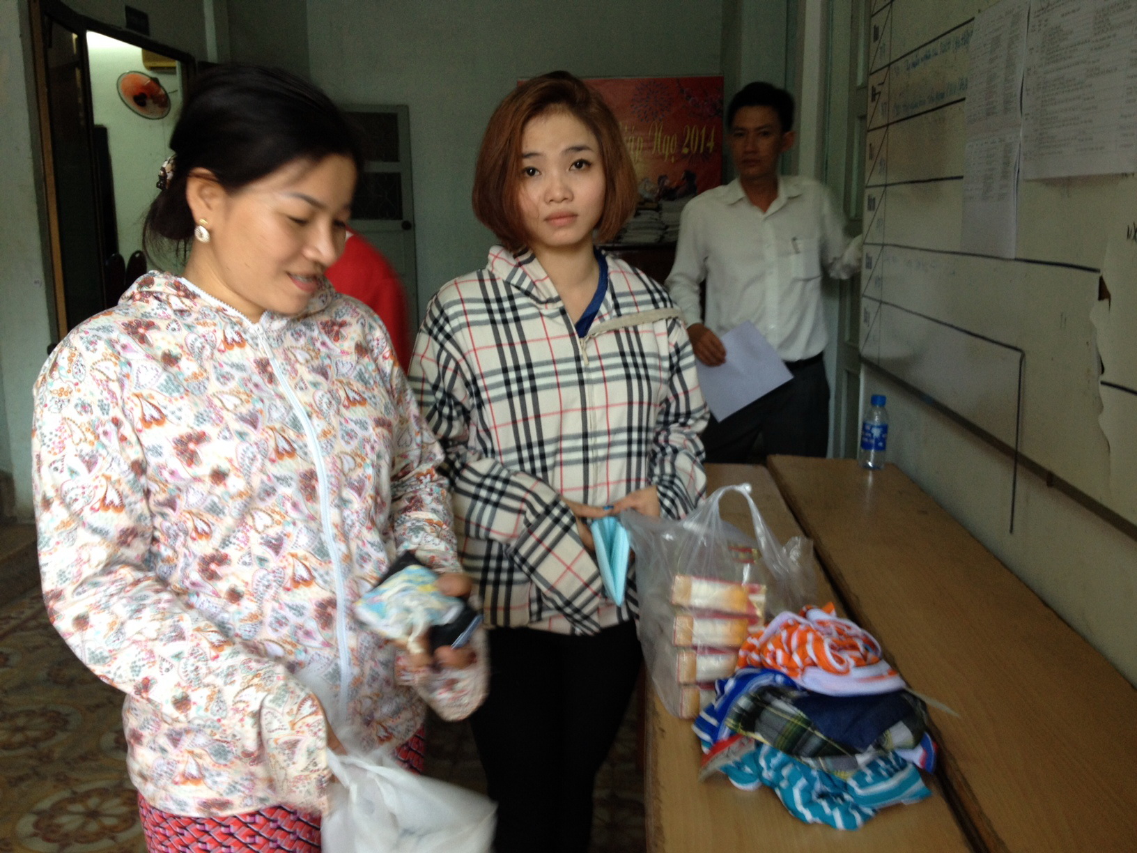 Chị V&acirc;n Anh v&agrave; chị Thu Thủy từ quận 2 sang quận 8 để tặng sữa v&agrave; quần &aacute;o cho ch&aacute;u b&eacute; bị bỏ rơi, nhưng kh&ocirc;ng may bị CSGT thổi phạt v&igrave; lưu th&ocirc;ng sai đường.