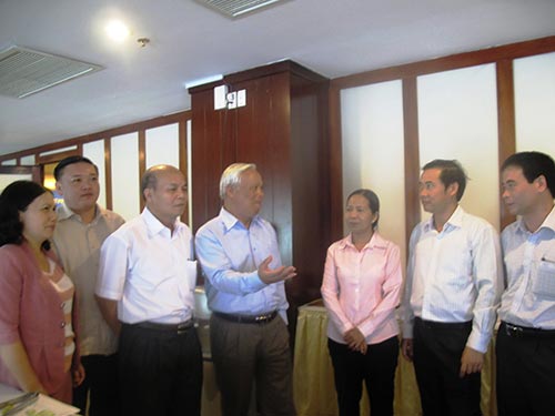 C&aacute;c đại biểu thảo luận việc k&ecirc; khai t&agrave;i sản, thu nhập của c&aacute;n bộ, c&ocirc;ng chức b&ecirc;n lề hội thảo về ho&agrave;n thiện c&aacute;c giải ph&aacute;p ph&ograve;ng chống tham nhũng tổ chức ở Ph&uacute; Y&ecirc;n mới đ&acirc;yẢnh: Hồng &Aacute;nh
