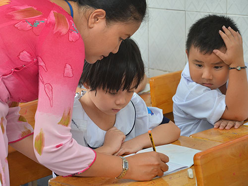Việc hình thức “đè” giáo viên