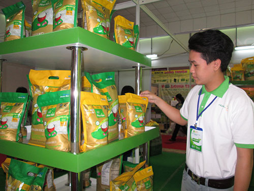 Các doanh nghiệp kinh doanh gạo GlobalGAP tích cực tham gia hội chợ để giới thiệu sản phẩm nhằm mở rộng thị trường Ảnh: NGỌC ÁNH