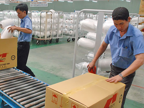 Đóng gói sản phẩm tại Công ty CP Sợi Thế Kỷ (huyện Củ Chi, TP HCM)Ảnh: TẤN THẠNH