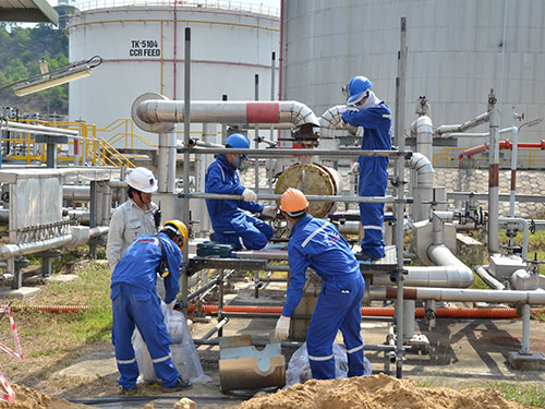 Công nhân đang bảo dưỡng định kỳ nhà máy lọc dầu Dung Quất Ảnh: Tử Trực