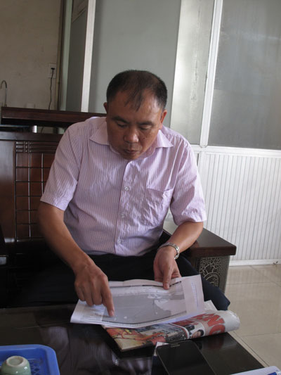 Ông Đào Văn Quảng, Giám đốc Công ty CP Đóng tàu Thủy sản Hải Phòng, xác định hành trình của tàu Sunrise-689 Ảnh: Trọng Đức