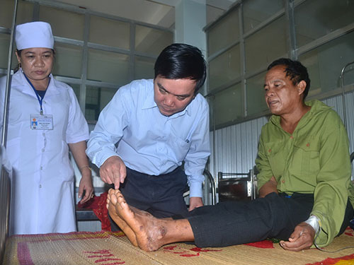 Bệnh nhân Phạm Văn Triên (bìa phải) đang được theo dõi, điều trị tại Trung tâm Y tế huyện Ba Tơ