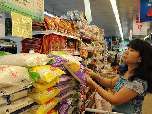 B&igrave;nh ổn gi&aacute; l&agrave; một trong những chương tr&igrave;nh TP HCM thực hiện hiệu quả mấy năm qua. Trong ảnh: Gạo l&agrave; mặt h&agrave;ng trong danh s&aacute;ch b&igrave;nh ổn gi&aacute; của TP HCM Ảnh: Hồng Th&uacute;y