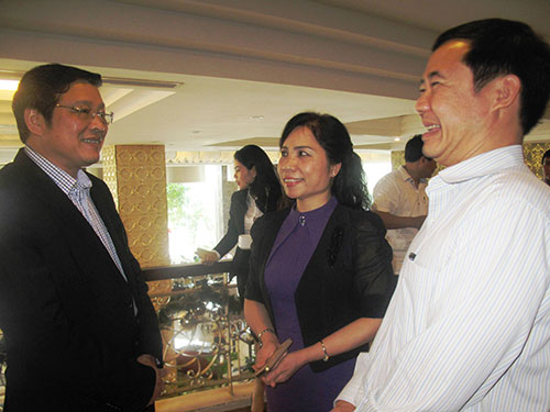Ông Phan Đình Trạc, Phó Ban Nội chính trung ương (bìa trái), trao đổi với đại diện Ban Nội chính tỉnh ủy các địa phương Ảnh: HỒNG ÁNH