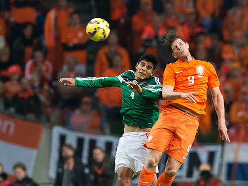 Tiền đạo Huntelaar (phải) nhiều khả năng sẽ được đ&aacute; ch&iacute;nh để tăng cường sức mạnh cho h&agrave;ng c&ocirc;ng H&agrave; Lan  Ảnh: REUTERS