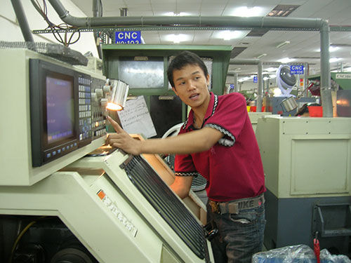 “Bóp cổ” người lao động