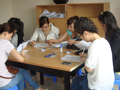 Đông đảo người lao động tìm việc tại Phòng Dịch vụ Việc làm Báo Người Lao Động Ảnh: MAI CHI