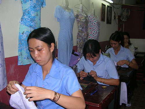 Nhiều công nhân tranh thủ làm thêm để kiếm tiền mua quà Tết Ảnh: NGÂN HÀ