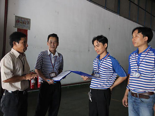 Anh Hồ Xu&acirc;n Hương (b&igrave;a tr&aacute;i) thăm hỏi đời sống, việc l&agrave;m của đo&agrave;n vi&ecirc;n