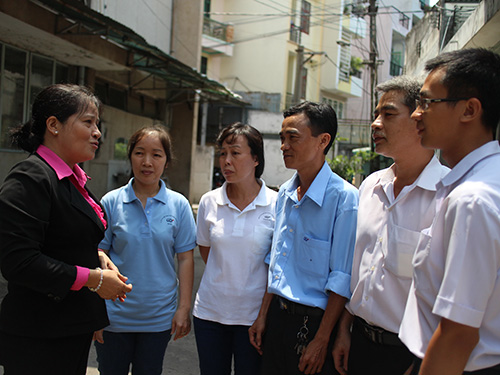 Chị Trần Thị Thúy Nga, Chủ tịch CĐ Công ty Dệt may Gia Định-Phong Phú (bìa trái), thăm hỏi đồng nghiệp
