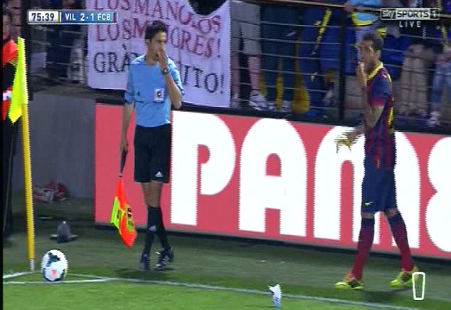 Bị CĐV trêu là khỉ, Daniel Alves lượm chuối ăn ngon lành!