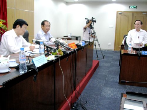 Ông Lê Thanh Cung, Chủ tịch UBND tỉnh Bình Dương (bìa phải), nhận lỗi trước Chủ tịch nước