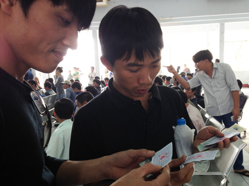 Anh Trung và anh Dung thở phào khi vé tàu đã được sửa thông tin mang tên mình