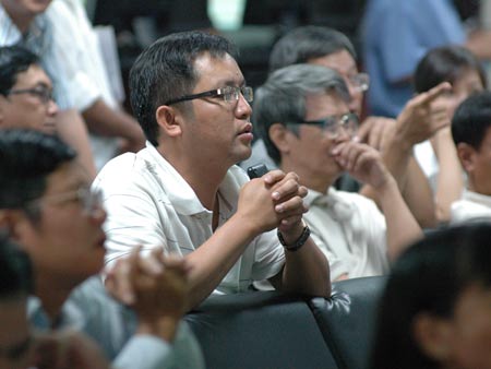 Chứng khoán giảm cực mạnh vì biển Đông