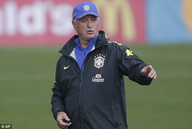 HLV đội Brazil nhận tin buồn trước trận khai mạc World Cup