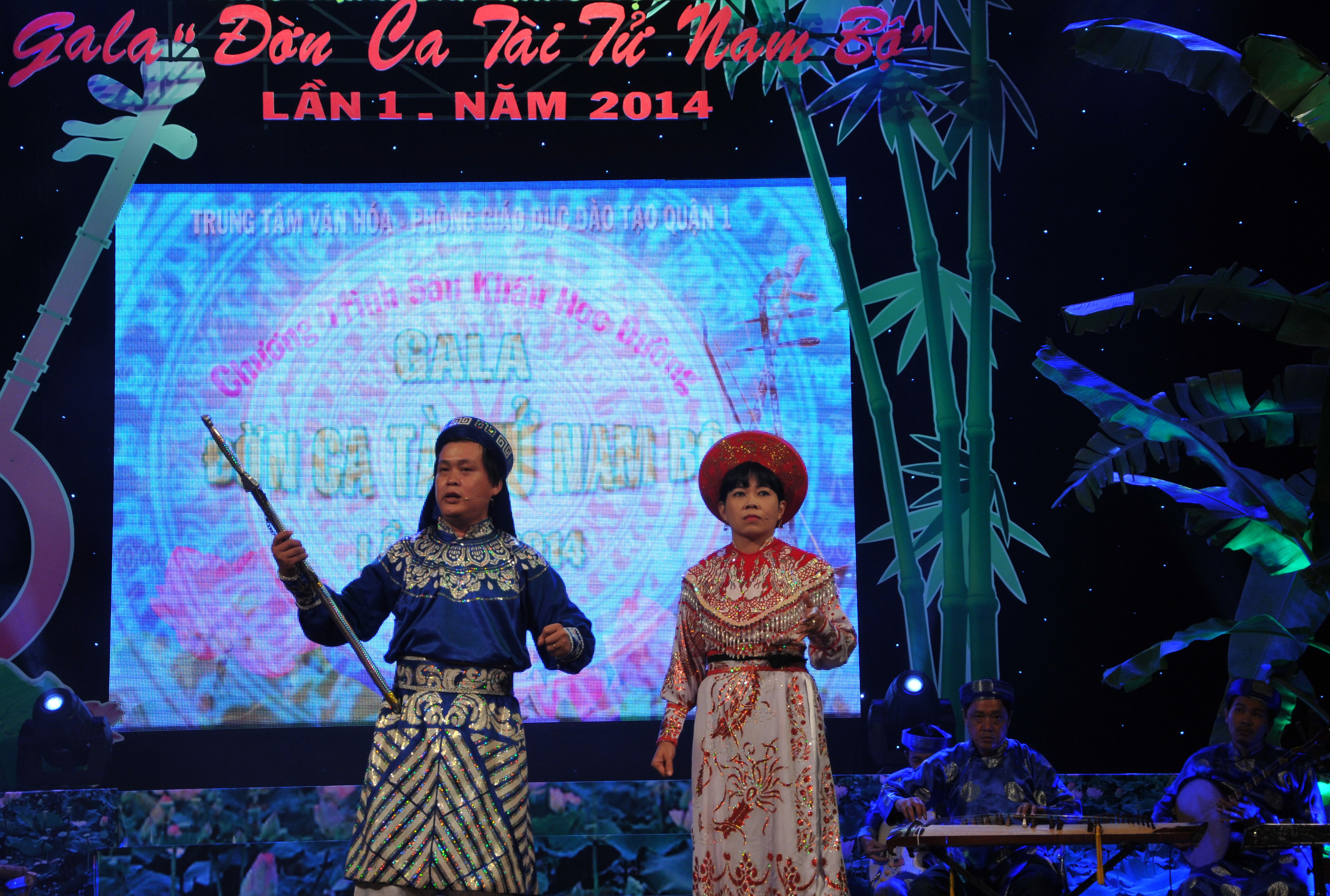 Tr&iacute;ch đoạn Tiếng trống M&ecirc; Linh (soạn giả Việt Dung, Vĩnh Điền): do thầy Trần Đ&igrave;nh Thọ (Thi S&aacute;ch) v&agrave; c&ocirc; Nguyễn Thị Hồng V&acirc;n (Trưng Trắc) - trường PTTH Đức Tr&iacute; biểu diễn.
