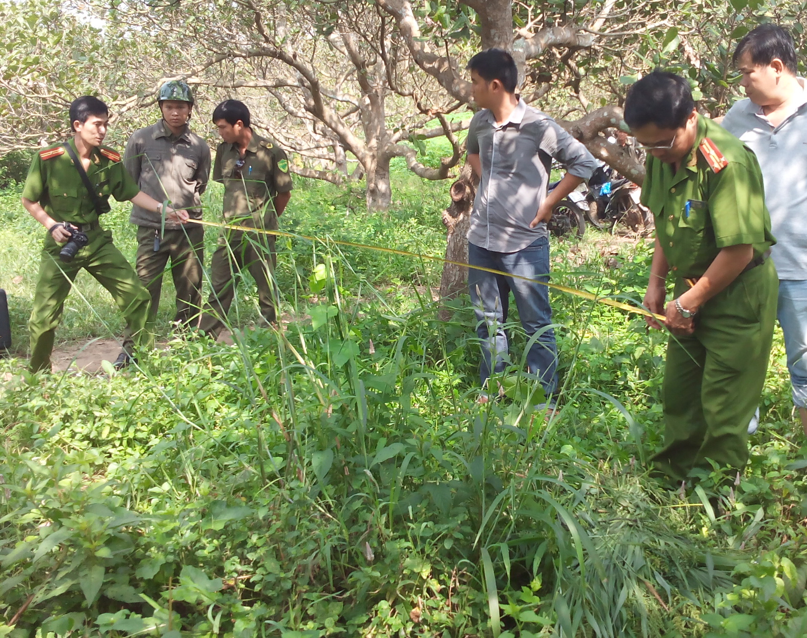 C&ocirc;ng an kh&aacute;m nghiệm hiện trường