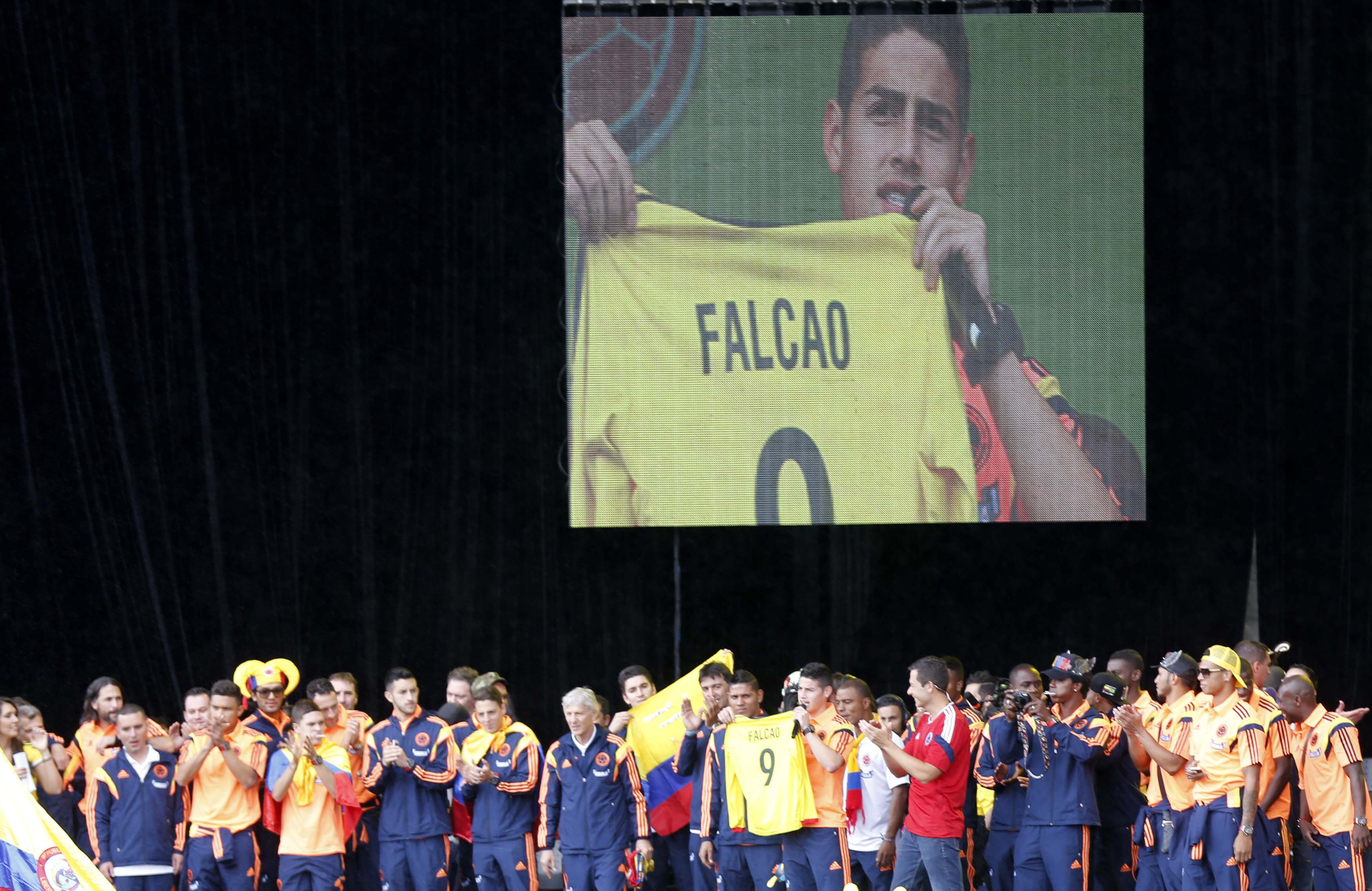 Rodriguez mang chiếc &aacute;o của Falcao, người vắng mặt do chấn thương