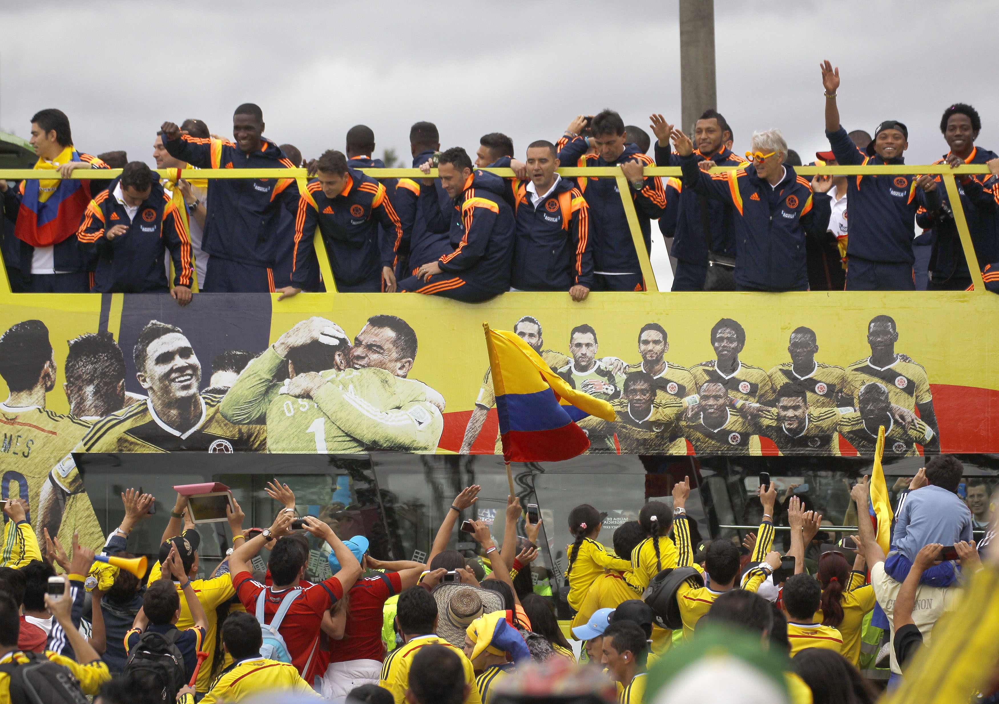 Đo&agrave;n xe chở tuyển Colombia