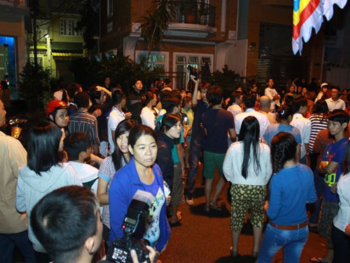 Chờ xem mặt ca sĩ tại lễ tang Wanbi Tuấn Anh