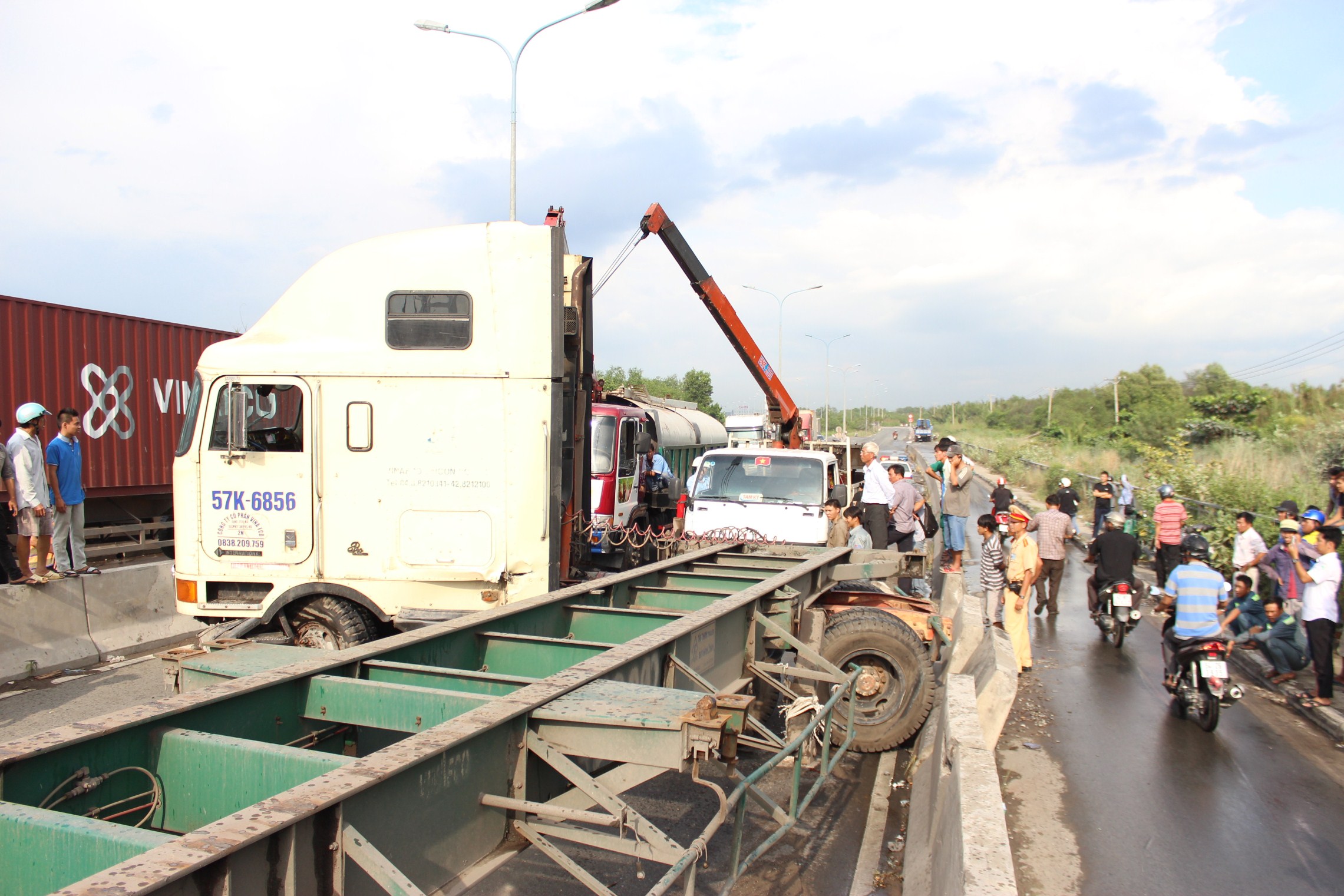 Chiếc xe container nằm chắn ngang l&agrave;n đường &ocirc; t&ocirc; tr&ecirc;n cầu Ph&uacute; Mỹ.