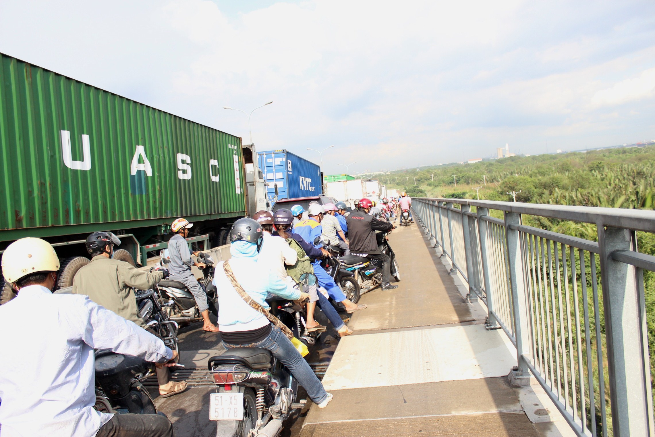 Xe m&aacute;y nối đu&ocirc;i nhau tr&ecirc;n cầu Ph&uacute; Mỹ