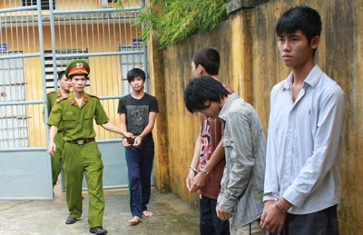 Chém người không được, dùng rựa chặt đứt gân tay công an