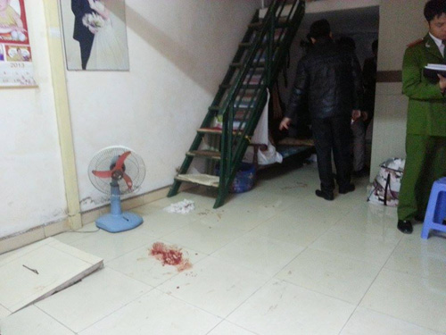 Lực lượng điều tra kh&aacute;m nghiệm hiện trường vụ nổ s&uacute;ng v&agrave;o s&aacute;ng 11-12