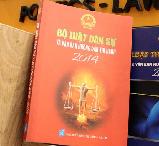 B&igrave;a s&aacute;ch Bộ luật d&acirc;n sự v&agrave; văn bản hướng dẫn thi h&agrave;nh 2014 c&oacute; gương mặt của diễn vi&ecirc;n h&agrave;i C&ocirc;ng L&yacute; - Ảnh: M.Hoa