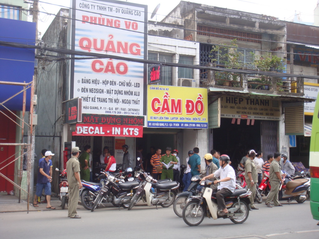 Lực lượng c&ocirc;ng an đang thu thập th&ocirc;ng tin ở hiện trường vụ giết người cướp xe m&aacute;y v&agrave;o trưa 23-9, tại nh&agrave; 817 Hậu Giang, phường 11, quận 6 &ndash; TP HCM.