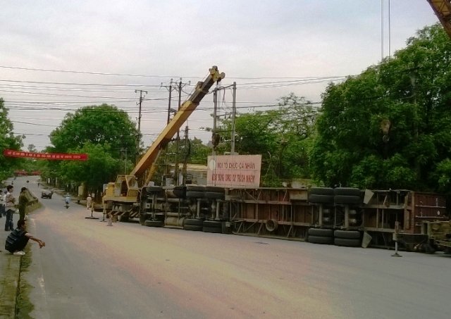 Cua gấp, xe container “phơi bụng” giữa đường