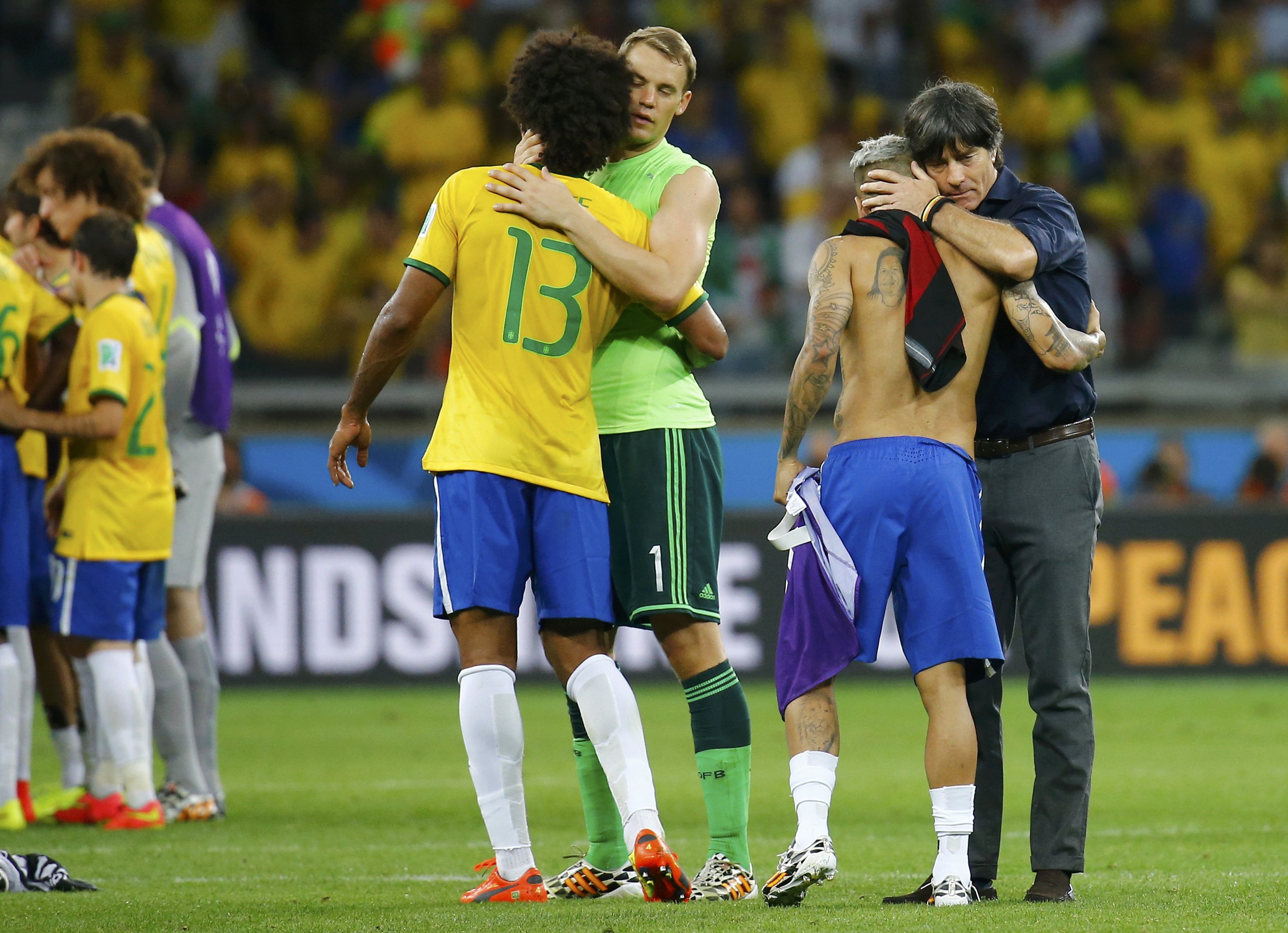 HLV Joachim Loew v&agrave; thủ m&ocirc;n Neuer an ủi c&aacute;c cầu thủ Brazil