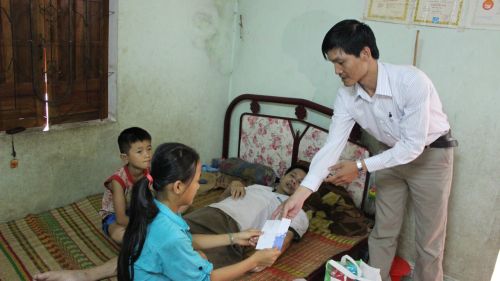 Bạn đọc Báo Người Lao Động giúp cháu bé ăn xin nuôi cha