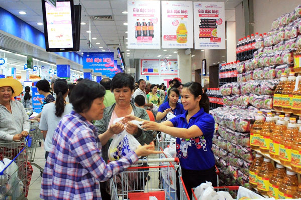 Kh&aacute;ch h&agrave;ng mua sắm tại si&ecirc;u thị Co.op mart