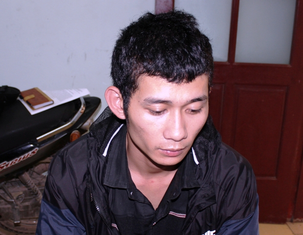 Nam thanh ni&ecirc;n dắt s&uacute;ng k 59 đi chơi trong đ&ecirc;m khuya