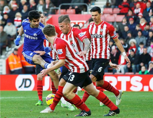 Diego Costa gặp kh&oacute; khăn trước h&agrave;ng thủ chủ nh&agrave;