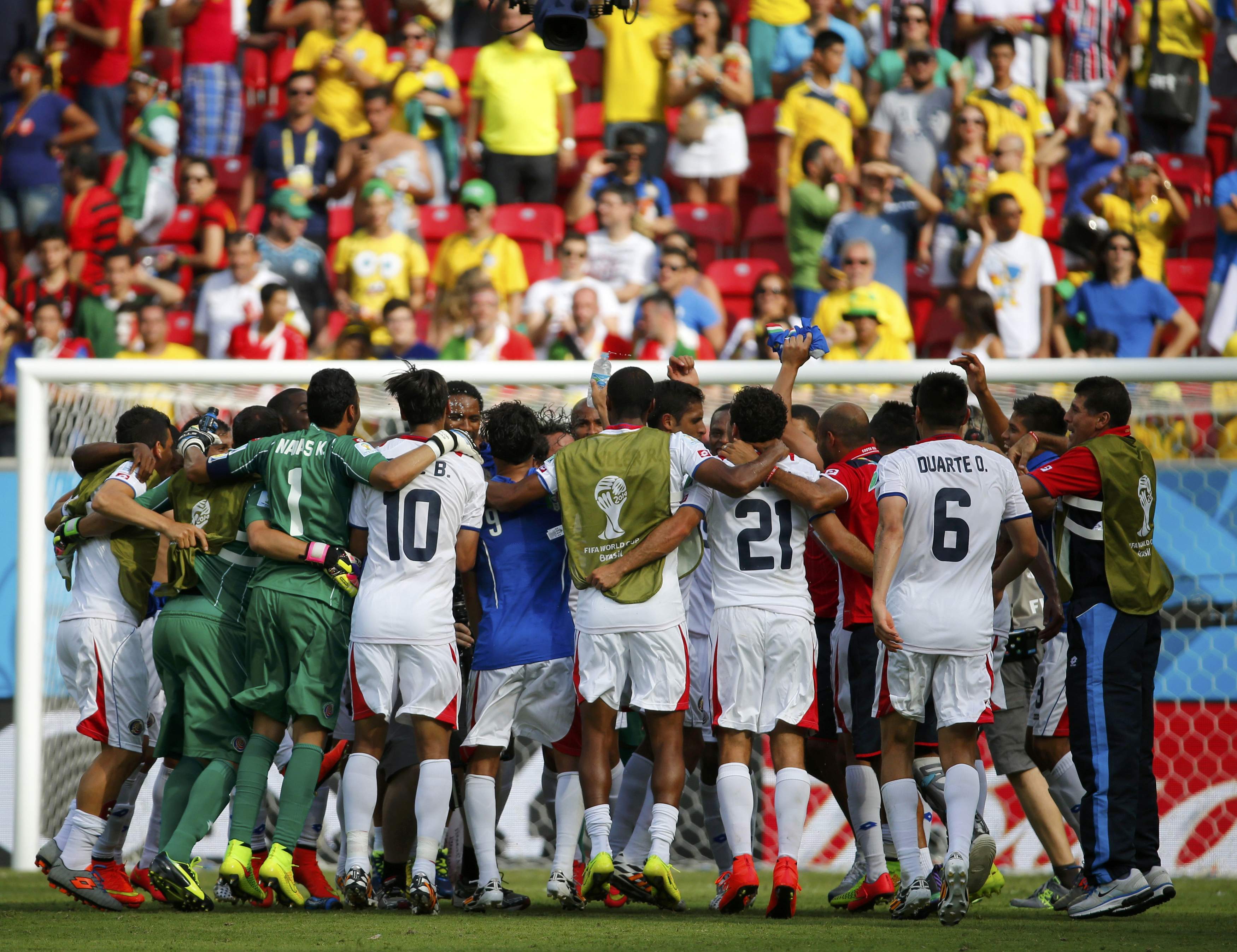 Costa Rica thắng Ý, loại luôn Anh