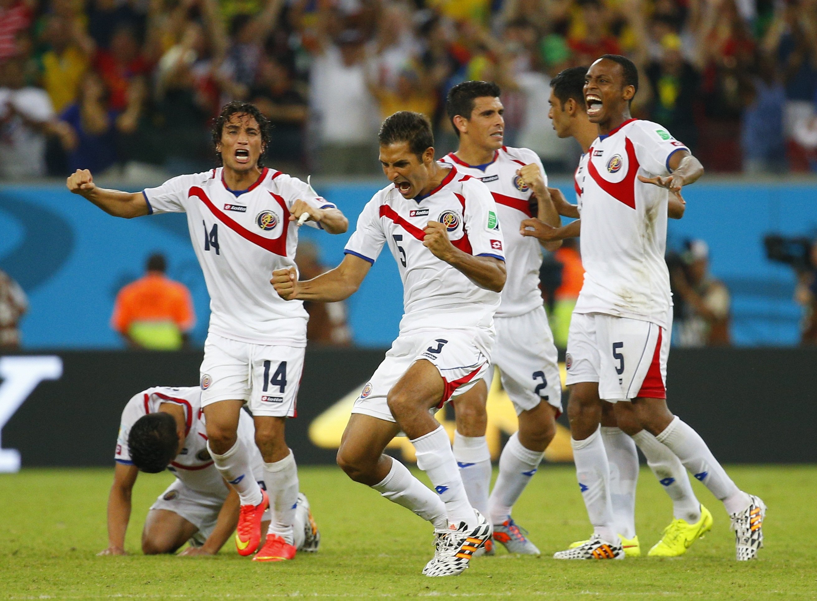 Costa Rica vượt khó vào tứ kết