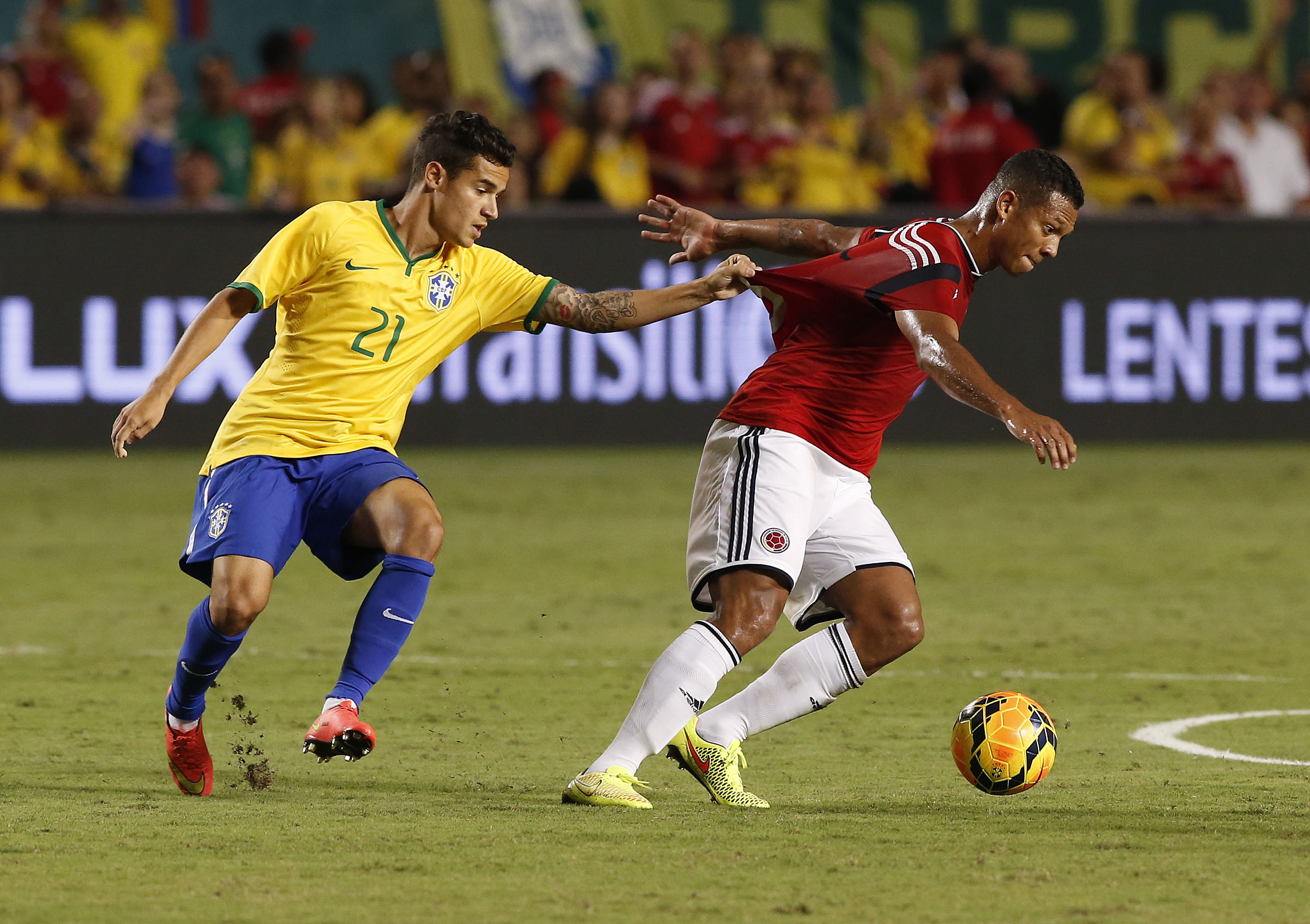 Phillppe Coutinho (21) tranh b&oacute;ng với Fredy Guarin của Colombia