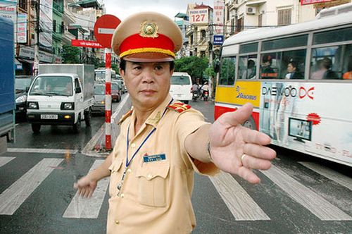 Cán bộ địa chính đánh CSGT gãy răng
