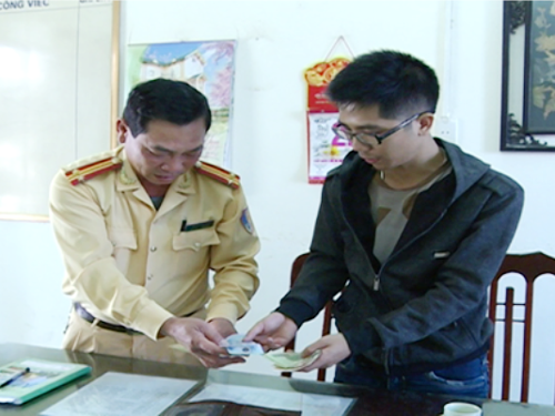Đang tuần tra, CSGT nhặt được 600 EURO và 3 triệu đồng