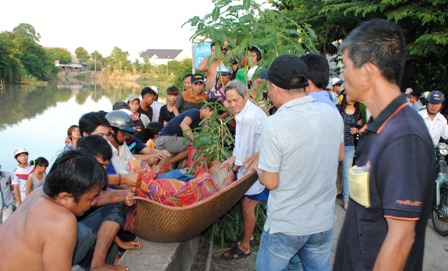 Đi uống rượu, chết trôi sông