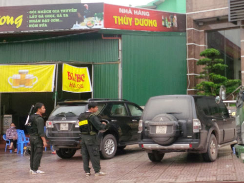 Lực lượng c&ocirc;ng an kh&aacute;m x&eacute;t trụ sở C&ocirc;ng ty TNHH Tuấn Đ&ocirc;ng tại TP M&oacute;ng C&aacute;i