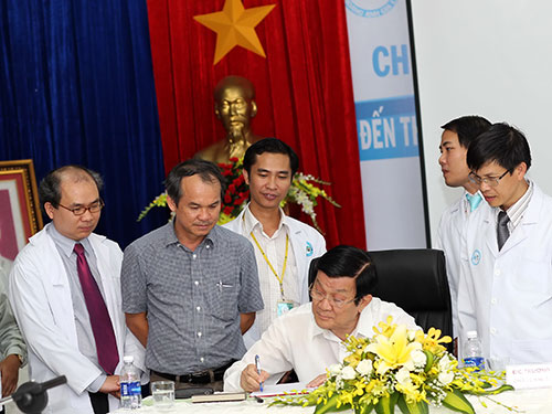 Chủ tịch nước thăm Bệnh viện Đại học Y Dược - HAGL